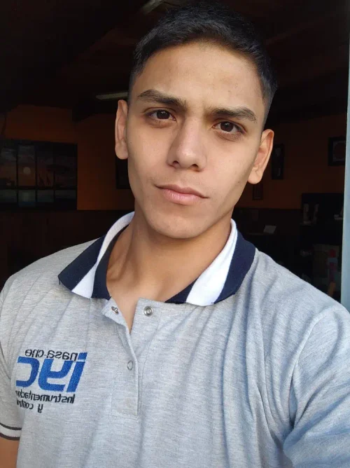 Foto de Rodrigo Andino con una chomba gris